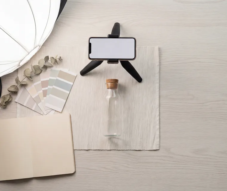 Minimalistisches Content-Creation-Setup mit Smartphone auf Stativ